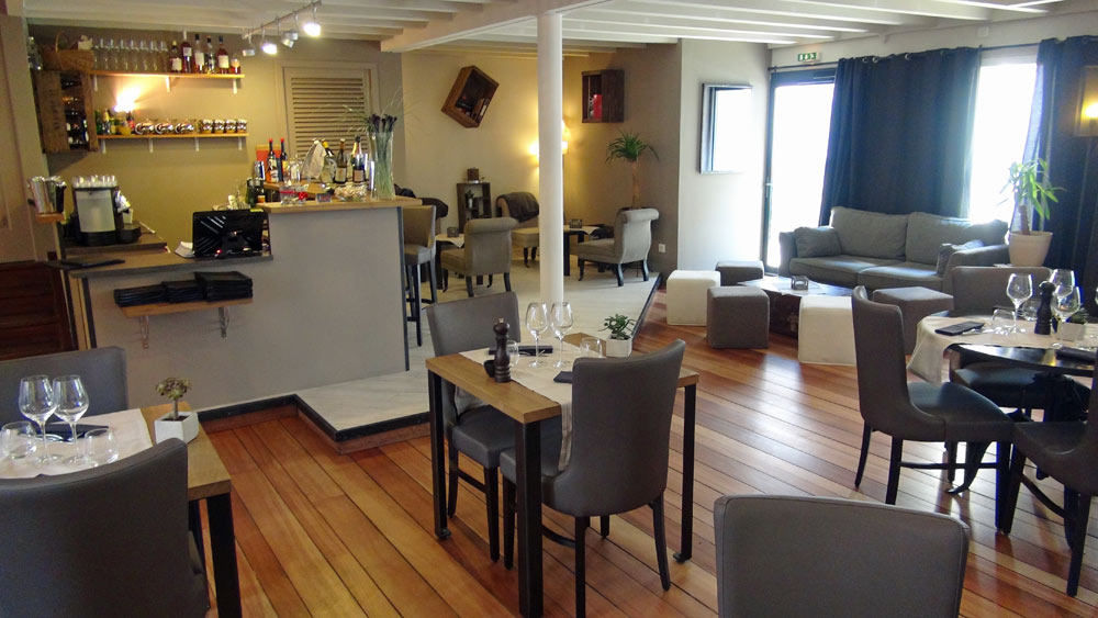Bar, salle et salon