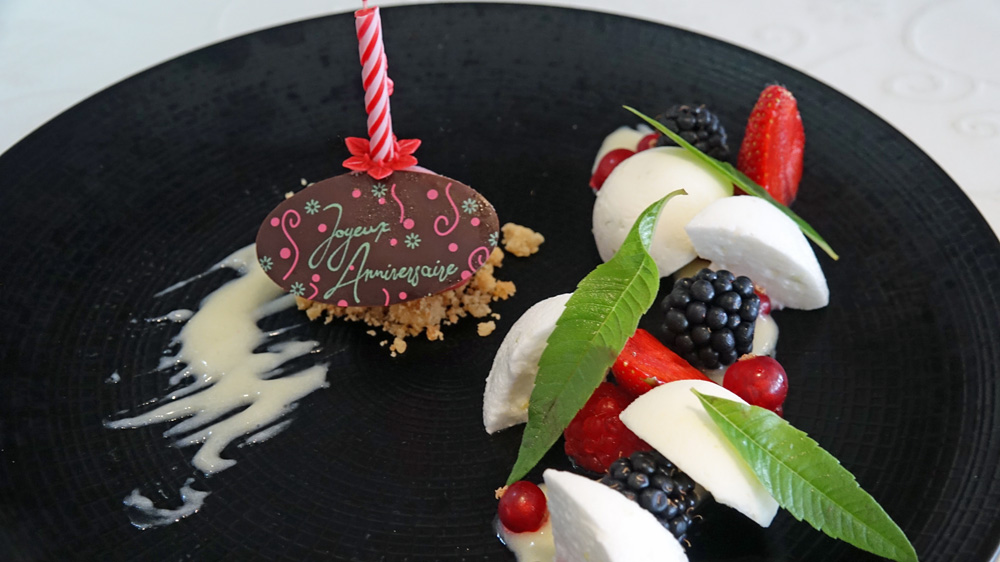 Citron, parfait glacé, crémeux, guimauve, mûres, framboises, groseilles et sorbet fruits rouges