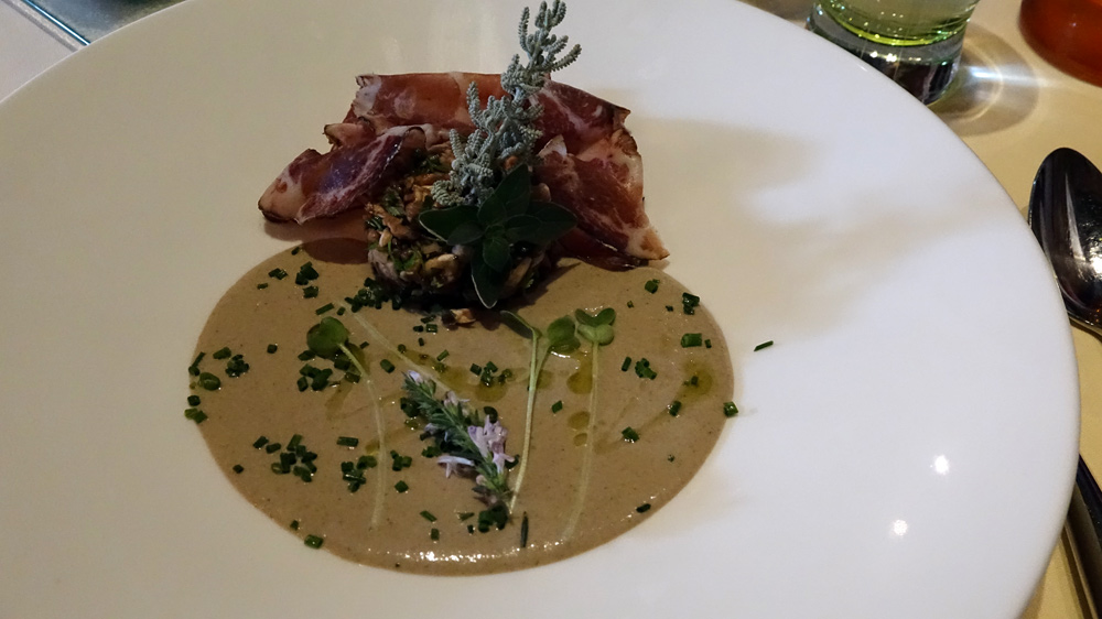 Duo de champignons, en velouté glacé et tartare, copeaux de charcuterie corse de mon ami Paul Marcaggi, petite huile d'olive aux parfums de maquis