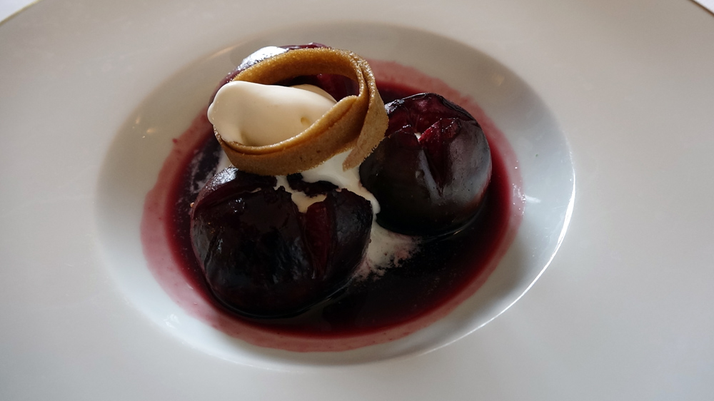 Figues au vin rouge de Cassis, glace cardamome