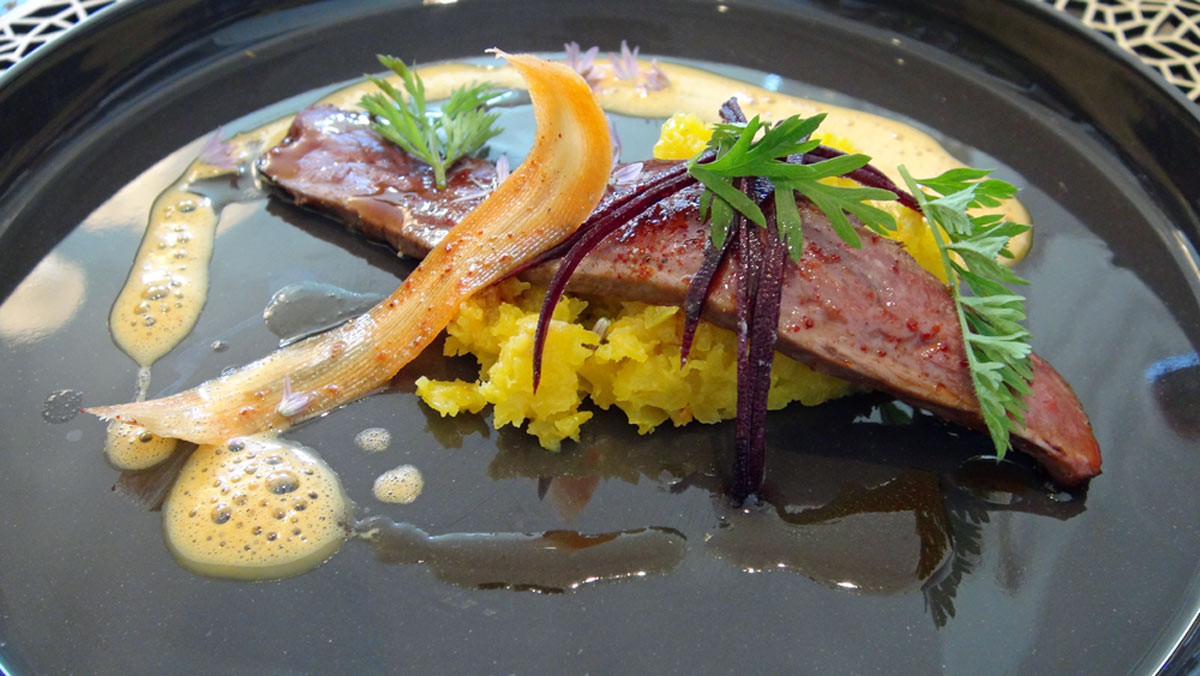 Magret de canard de Nueuil-sur-Layon, jus aux épices sans curry, carotte pourpre, orange et ? (je n'ai pas compris la fin de l'intitulé)