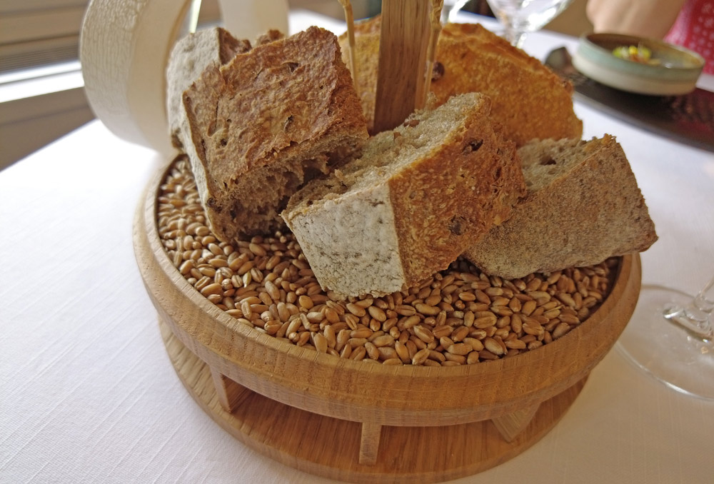 Présentoir à pains en forme de roue à aubes réalisé par les Compagnons du Tour de France Anglet et Lons - Pains au levain et Pain au maïs et piment d'Espelette