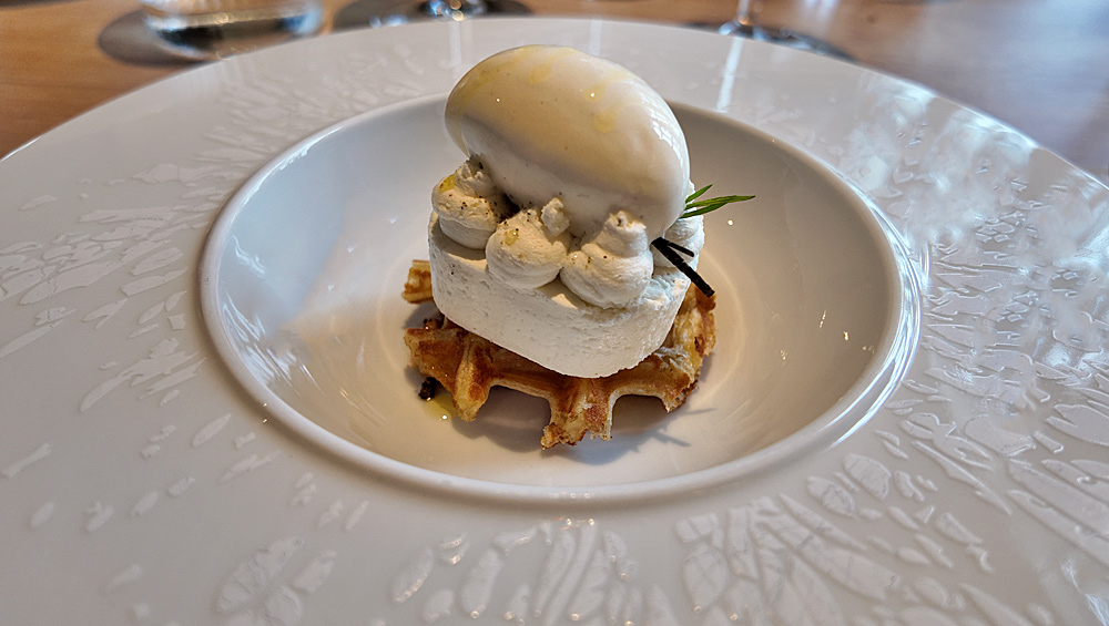 Gaufre truffée/récrée de chèvre frais/condiment diamant noir & noix
