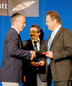 Thomas Baumhakl )l.) erhält aus den Händen des Bundesinnenministers Hans-Peter Friedrich (r.) das Silberne Lorbeerblatt (Foto: BMI/ Hans-Joachim M. Rickel