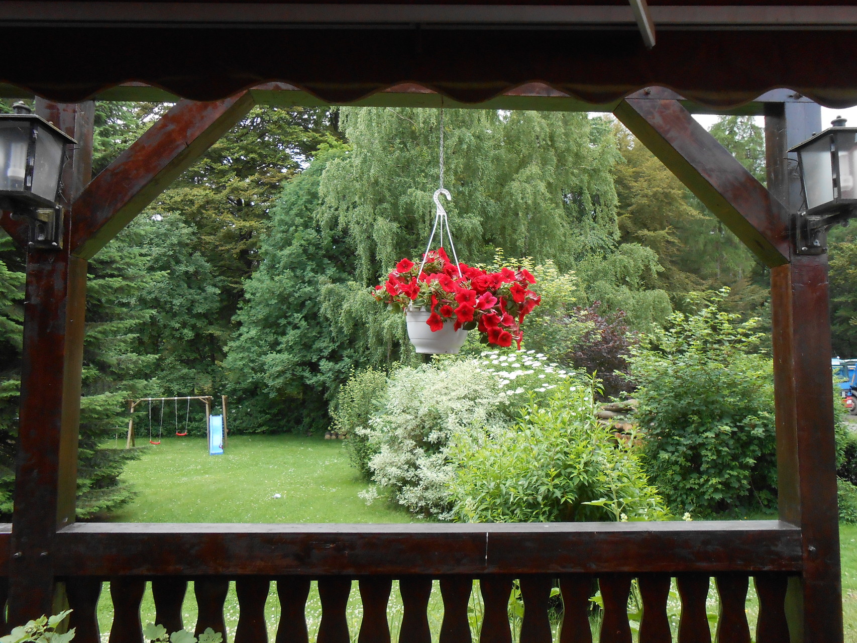 Garten mit Schaukel & Rutsche