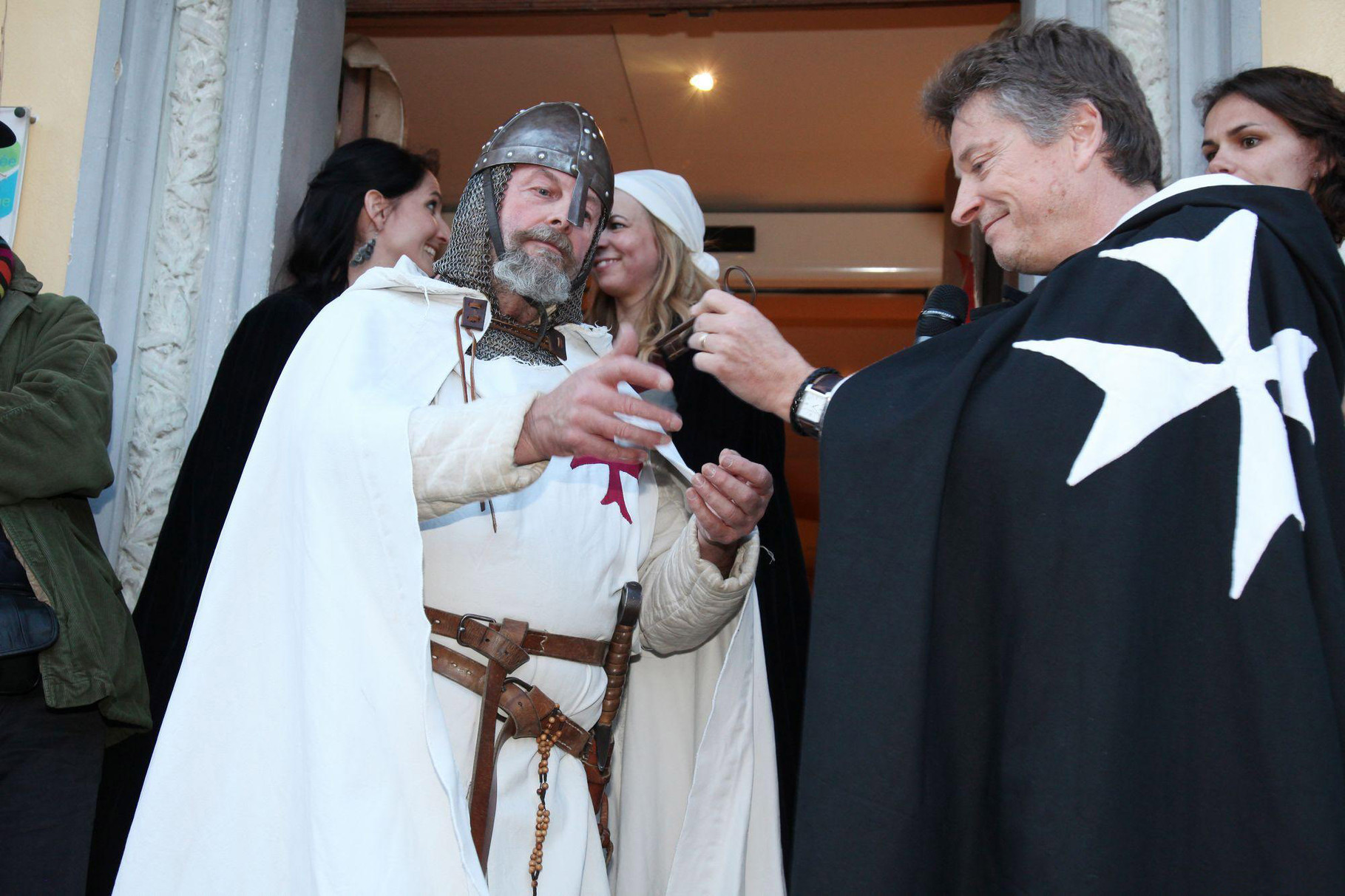 Jean-Pierre DERMIT, maire de la ville de Biot de 2008 à 2014, remet les clés de la ville au Sénéchal Sire Thibault. © Yannick Seuret