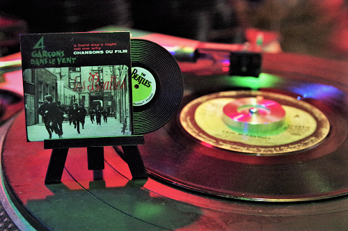 写真：スナック青春のターンテーブル、レコード、ミニチュアレコード。ミニチュアレコードの盤はビートルズ。