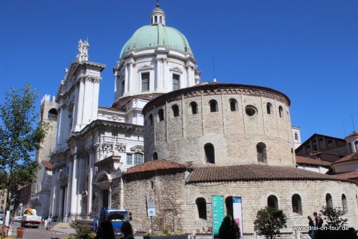 im Vordergrund: der alte Dom, auch Rotonda genannt