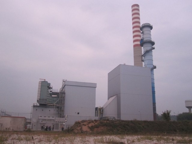 Centrale turbogas 250 MWe: Centrale senza vapore ma ... con vapore CCGT Ciclo Combinato Generatore Turbogas. A seguire il turbogas una caldaia a recupero, il cui vapore alimenta poi una turbina a vapore, nel caso della foto, altri 160 MW. 250+160=410MWe. 