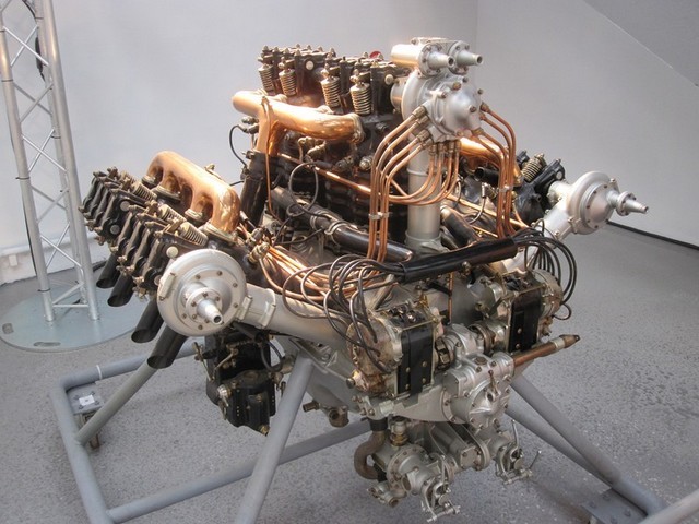 Energia meccanica dal calore: Papin e poi Watt, e poi i motori endotermici. Il fuoco origina efficientemente movimento solo da 200 anni. In foto uno spettacolare motore aeronautico con 12 cilindri a W (Air & Space Museum Le Bourget, Paris)