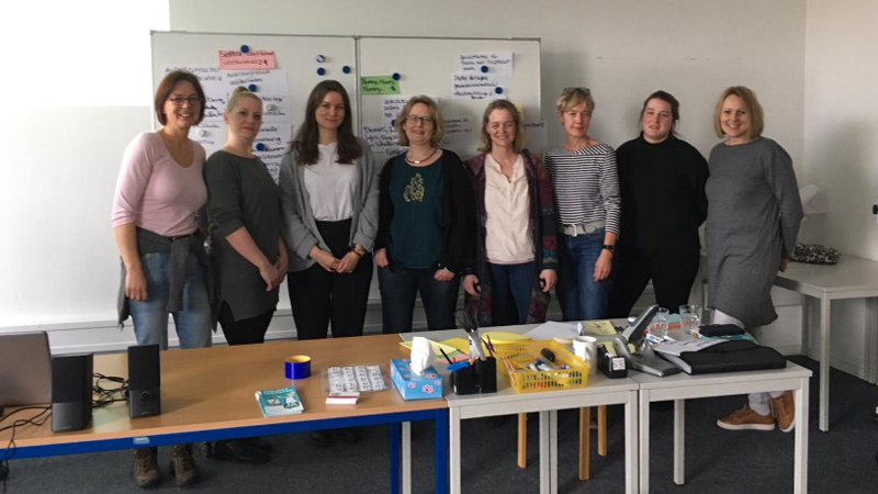 IBAF-Schule für Logopädie in Kiel (von rechts): Beate Schnoor, IGThera-SH e.V.; Lögopädieschülerin des IBAF; Daniela Hoffmann-Kruse, TKNRW e.V.; Dozentin Kerstin Schauß-Golecki; Studierende Beate Walbaum, Angelika Witton, Valentina Siewert und Swanhild Pr