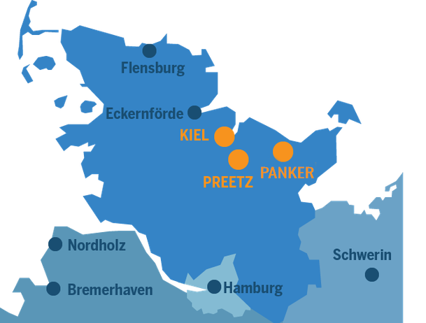 Landkarte in blautönen von Schleswig-Holstein mit Städten eingezeichnet. Standorte Kiel, Preetz und Panker in orange hervorgehoben