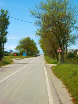 Hier rechts in den Feldweg abbiegen