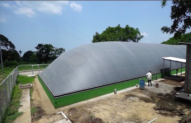 High-efficiency tropicalized anaerobic digester for livestock manure