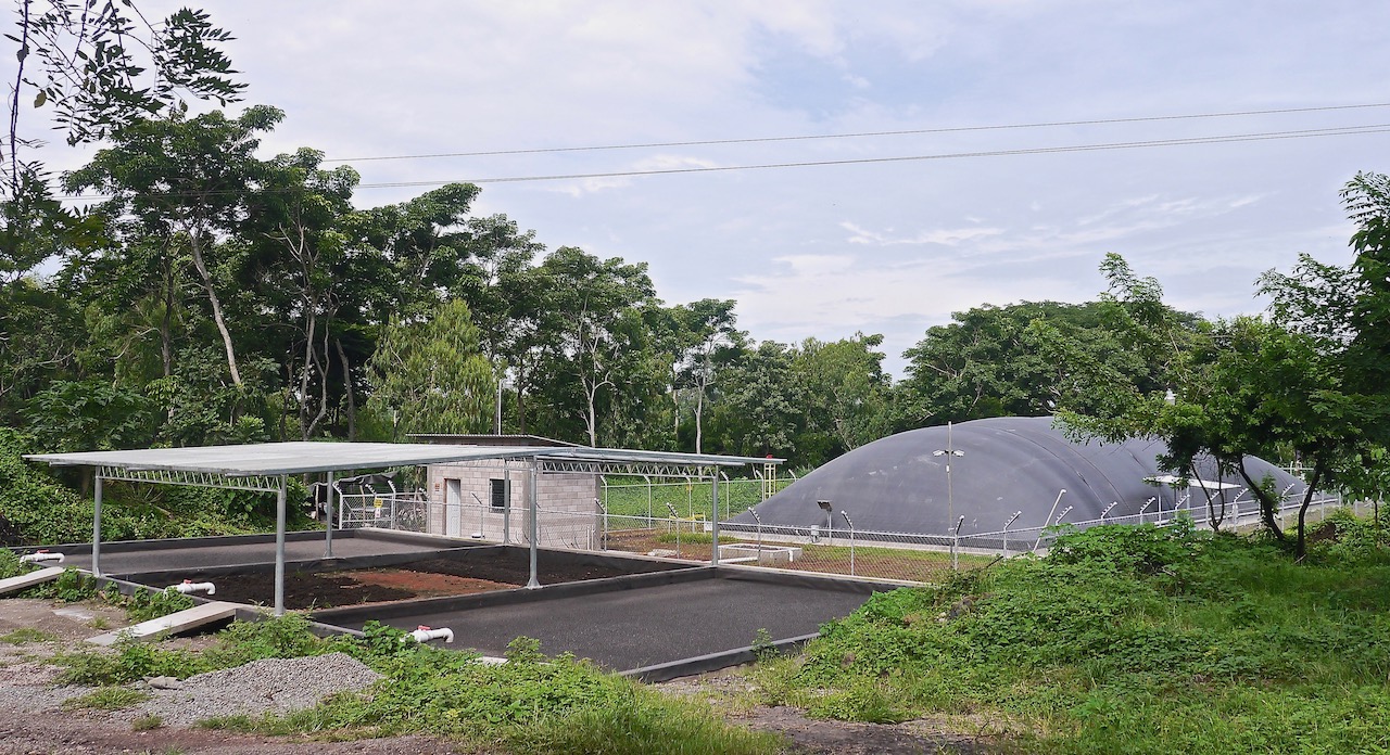 Dairy covered lagoon digester for energy production Covered lagoon digester German technology