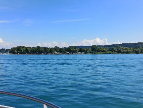 Blick von der Fähre auf das Strandbad an unserem Campingplatz