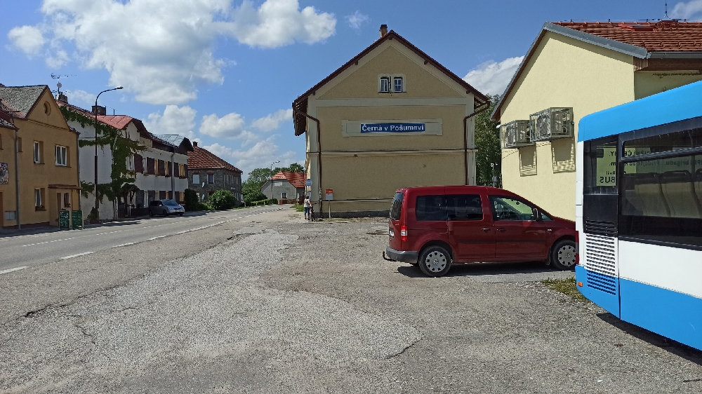 Bahnhof. Von hier geht's nach Krumlov. 