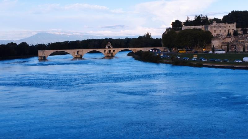 Sur le pont d'Avignon....on y danse...