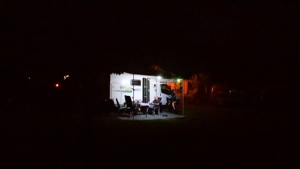 Iluminiertes Womo bei Nacht