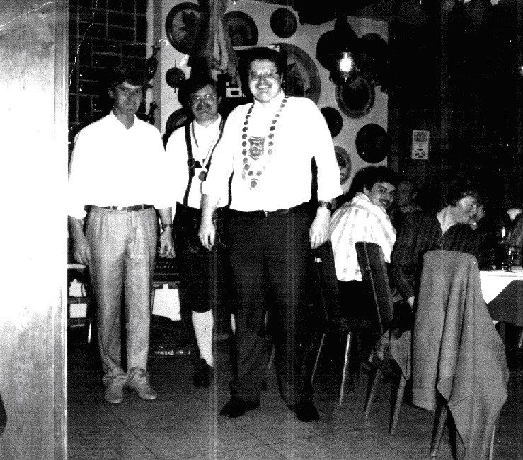 1987 Schützenkönig Josef Jobst, links Horst Czernoch und Richard Wander, im Gasthaus Weber