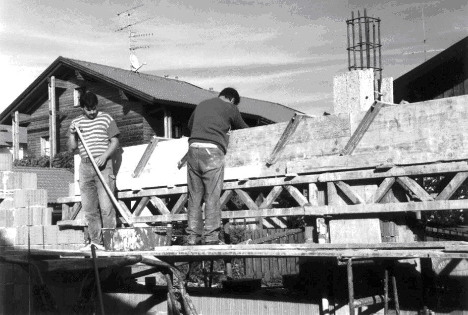 1991 Hier wird der lange Fenstersturz ausbetoniert von Hajo Schopf und Franz Thiele