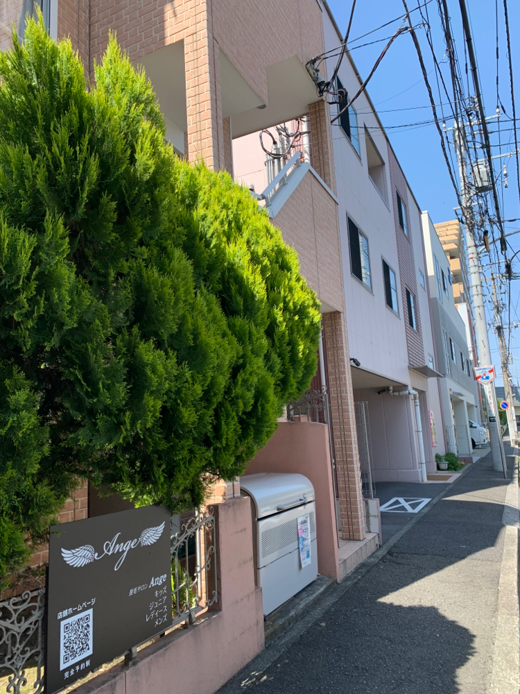 こちらのアパートメントの103、一階の1番奥がお店です。（右隣りは、まぁむ保育園）