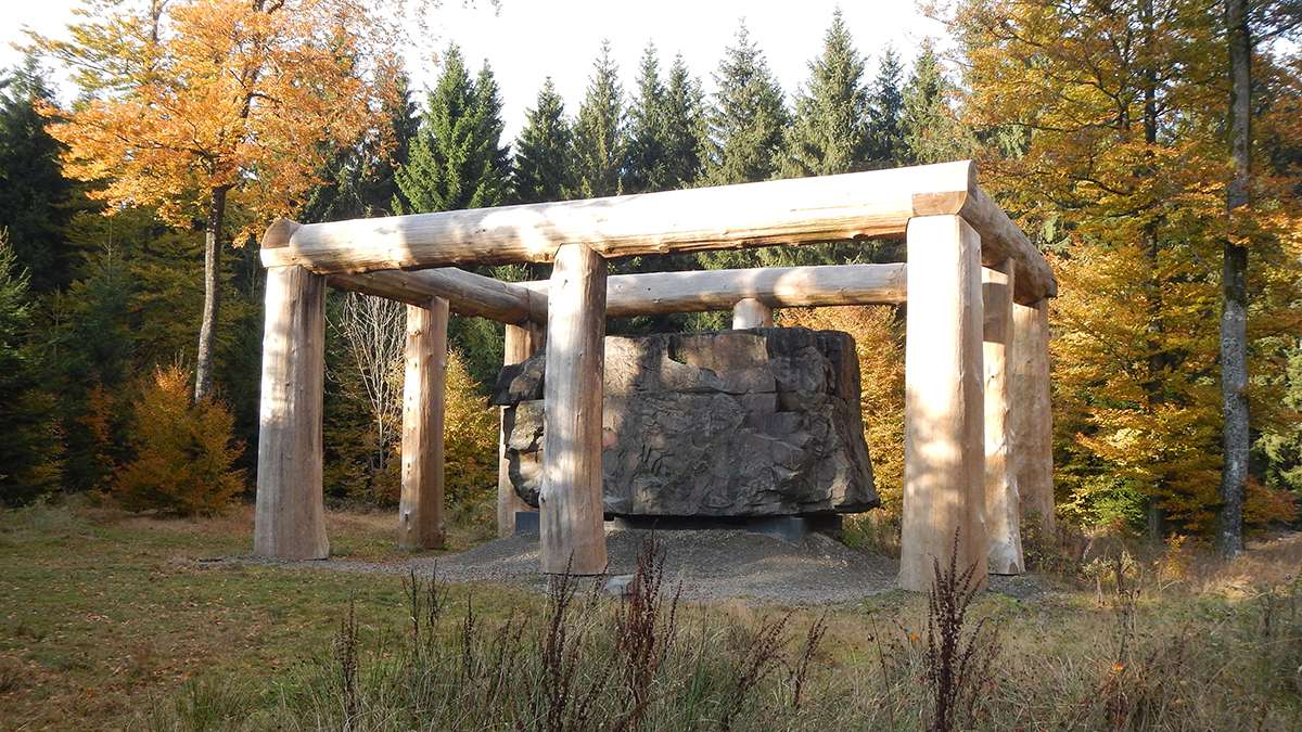 Monumentales Kunstwerk: „Stein-Zeit-Mensch“ auf dem WaldSkulpturenWeg