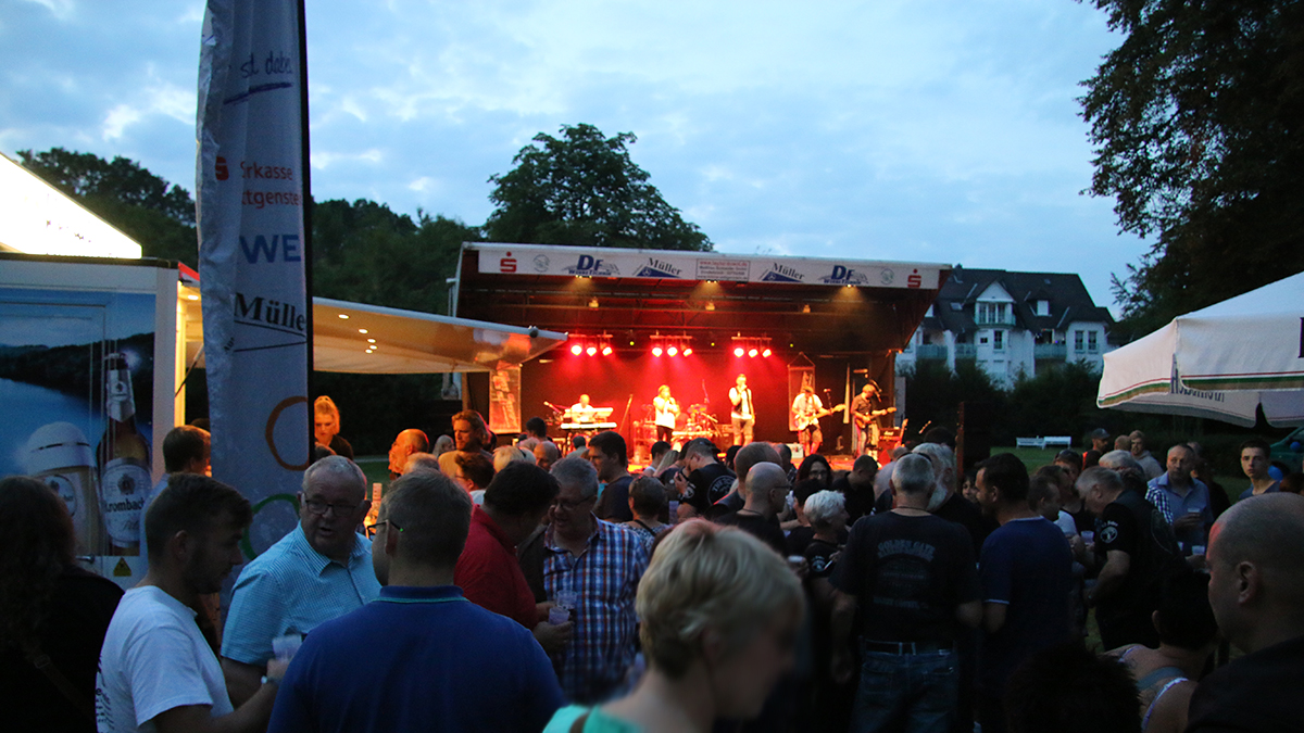 Stimmungsvoller Sommerabend: Party im Rathausgarten