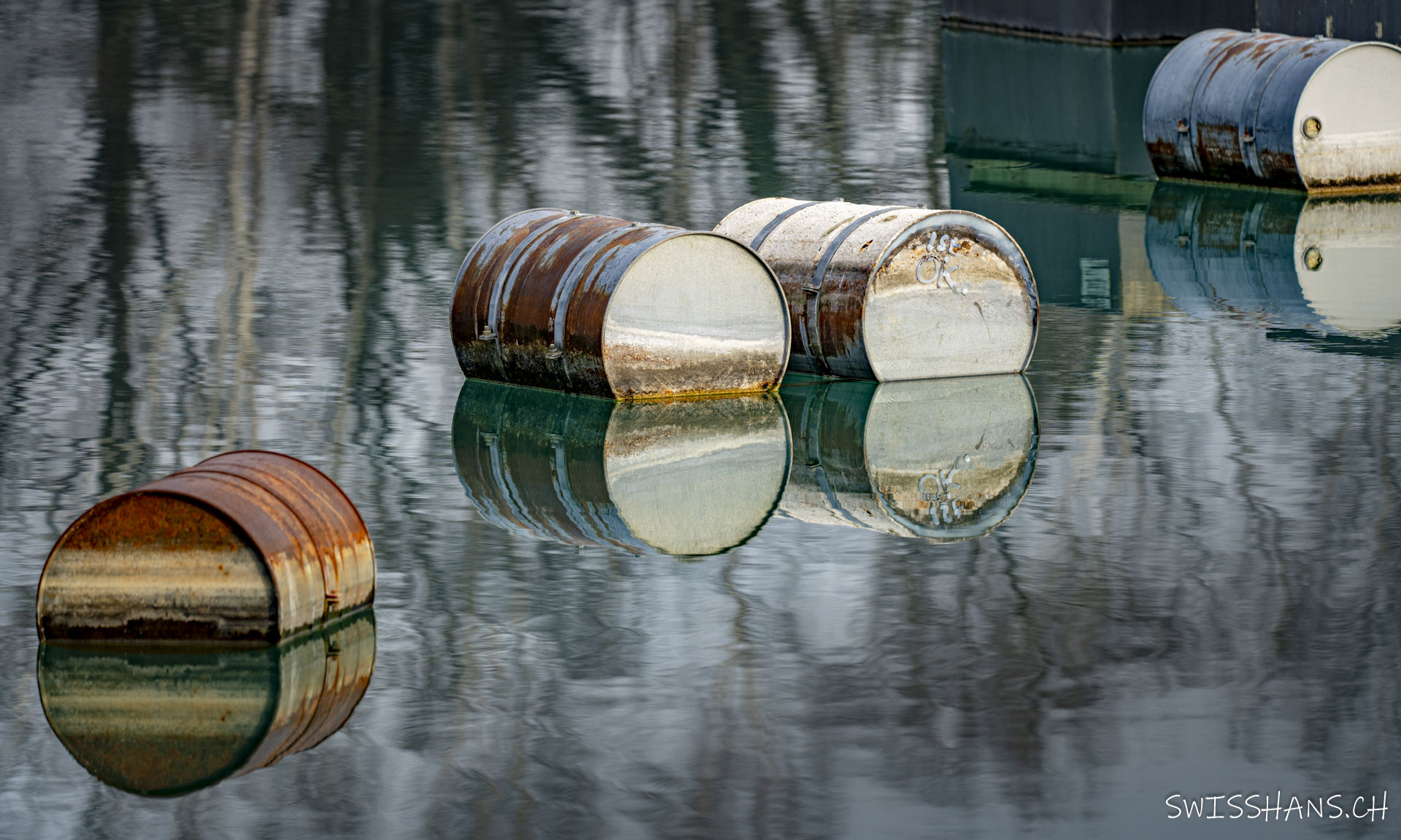 Alte, ehrwürdige Fässer im Baggersee (Paspels Seen) des Kieswerks Wilhelm + Mayer Bau, Rankweil.