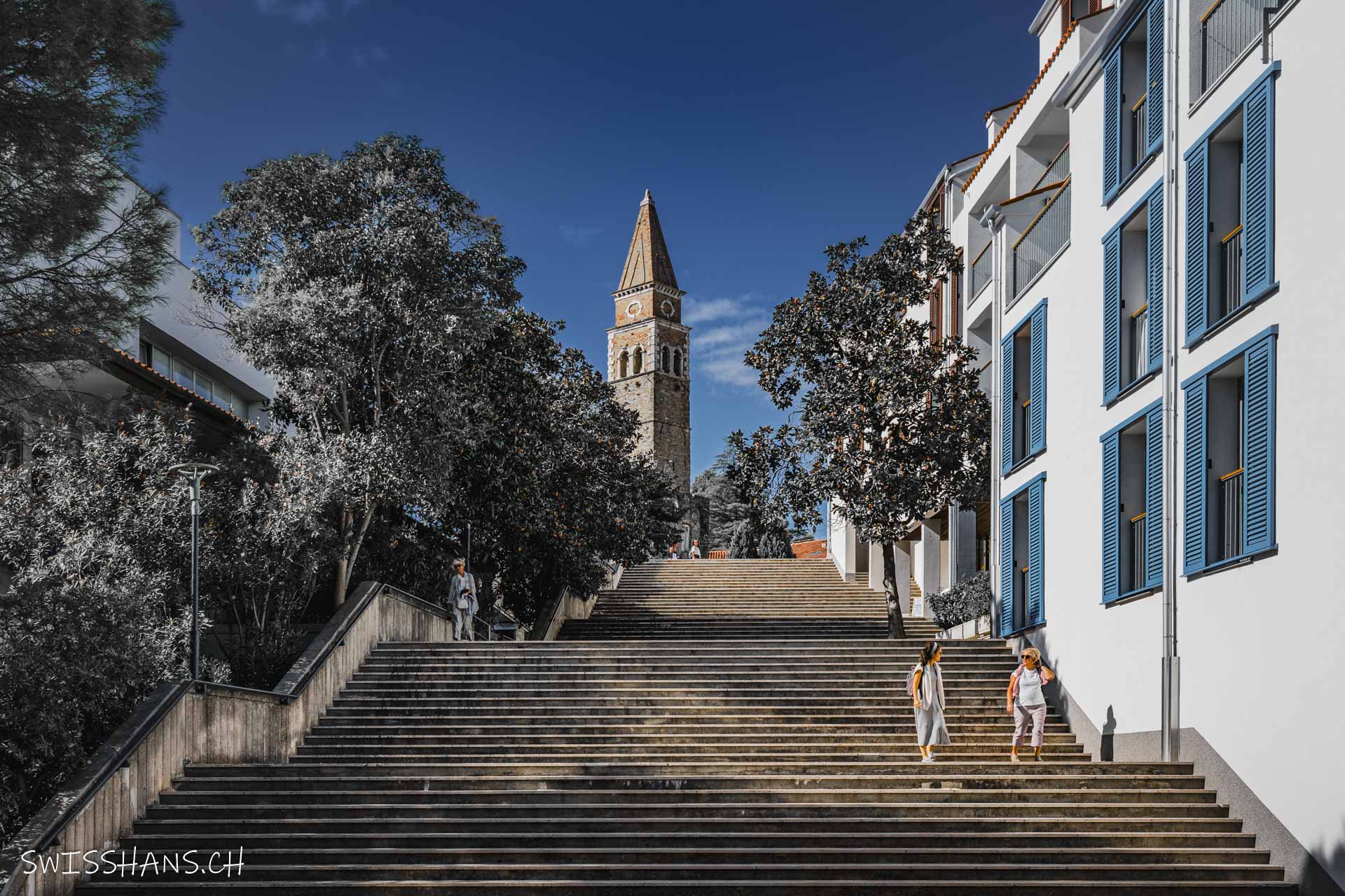 treppe-kirchturm-menschen