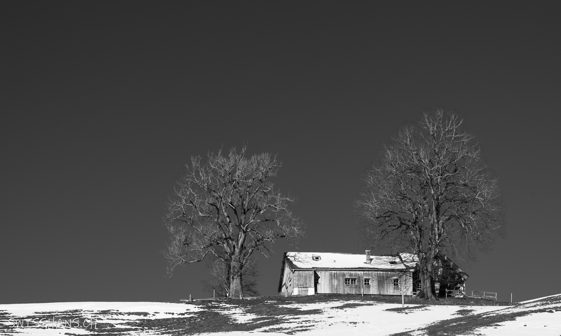 gais-stoss-bauernhaus-bäume-schneefelder-schwarzweiss
