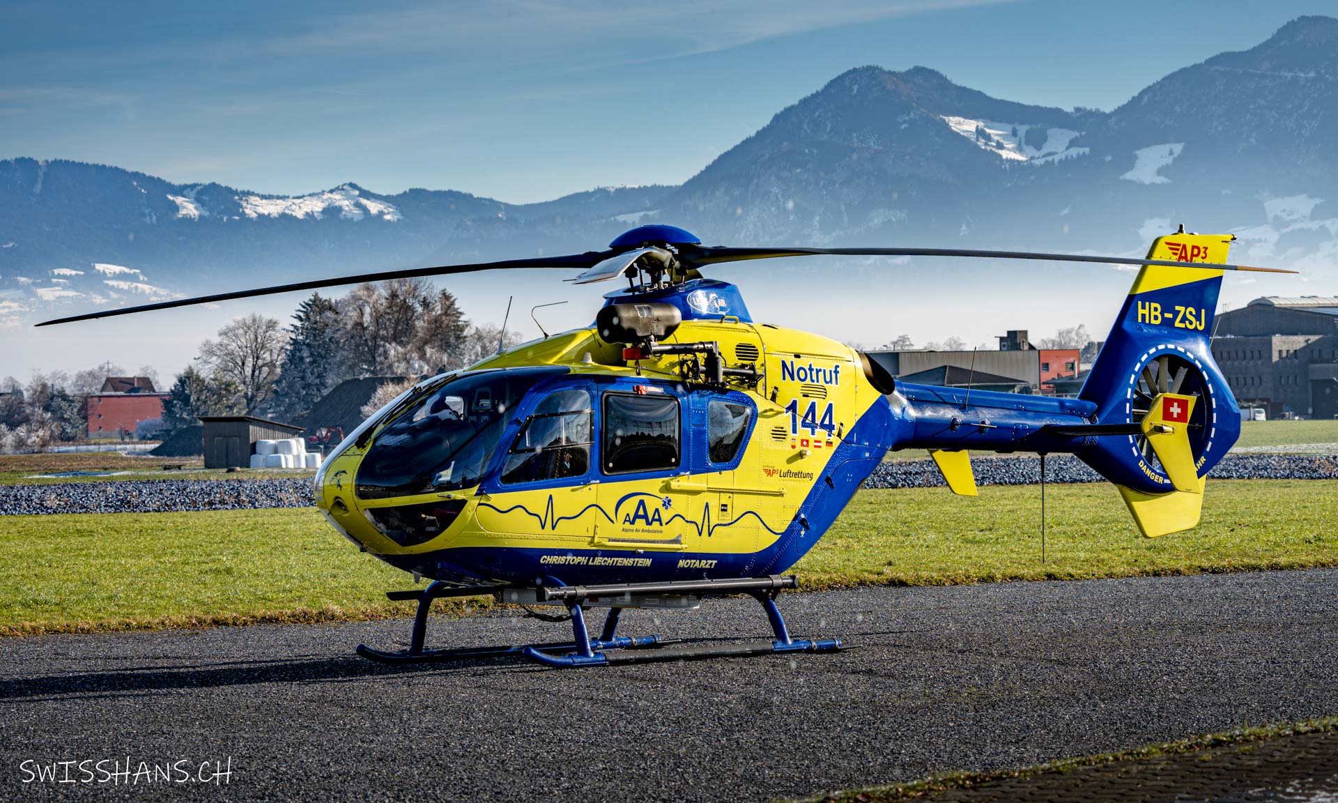 marbach-amtacker-parkplatz-helikopter-144-rettungshelikopter