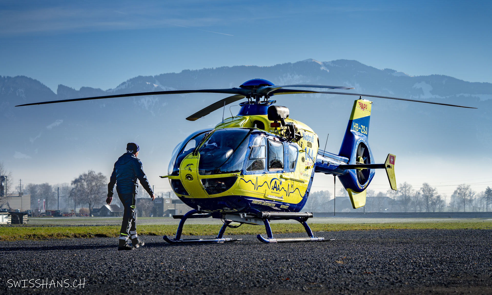 marbach-amtacker-parkplatz-helikopter-pilot-144-rettungshelikopter