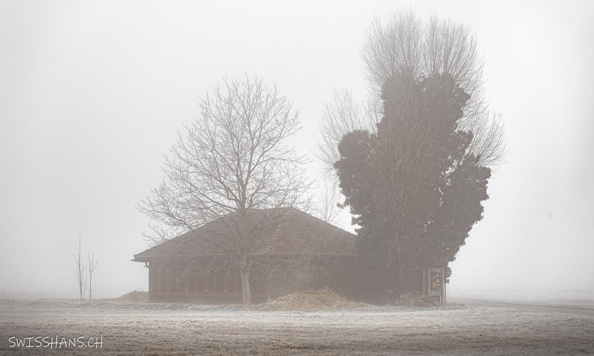 Der alte Schiessstand im Nebel von Oberriet im Winter.