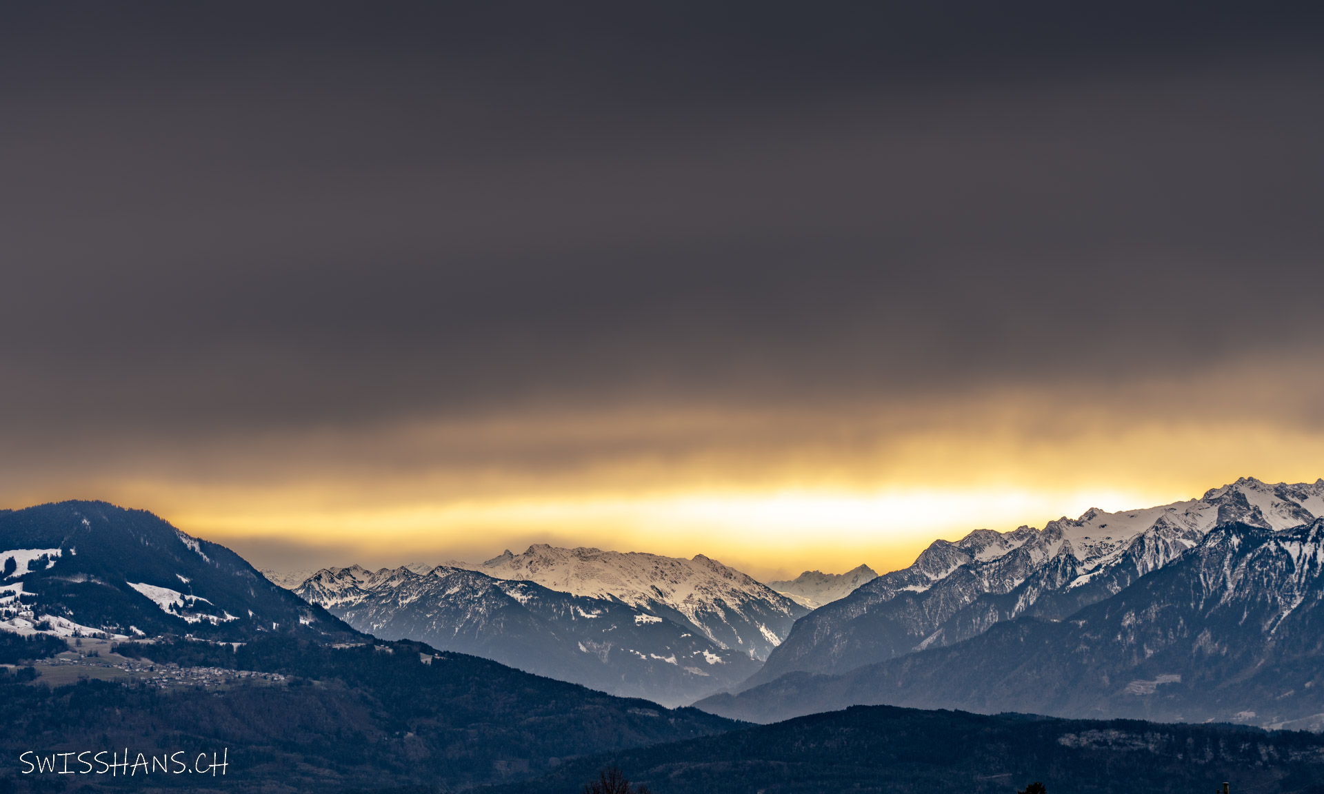 Licht über den Österreicher Alpen