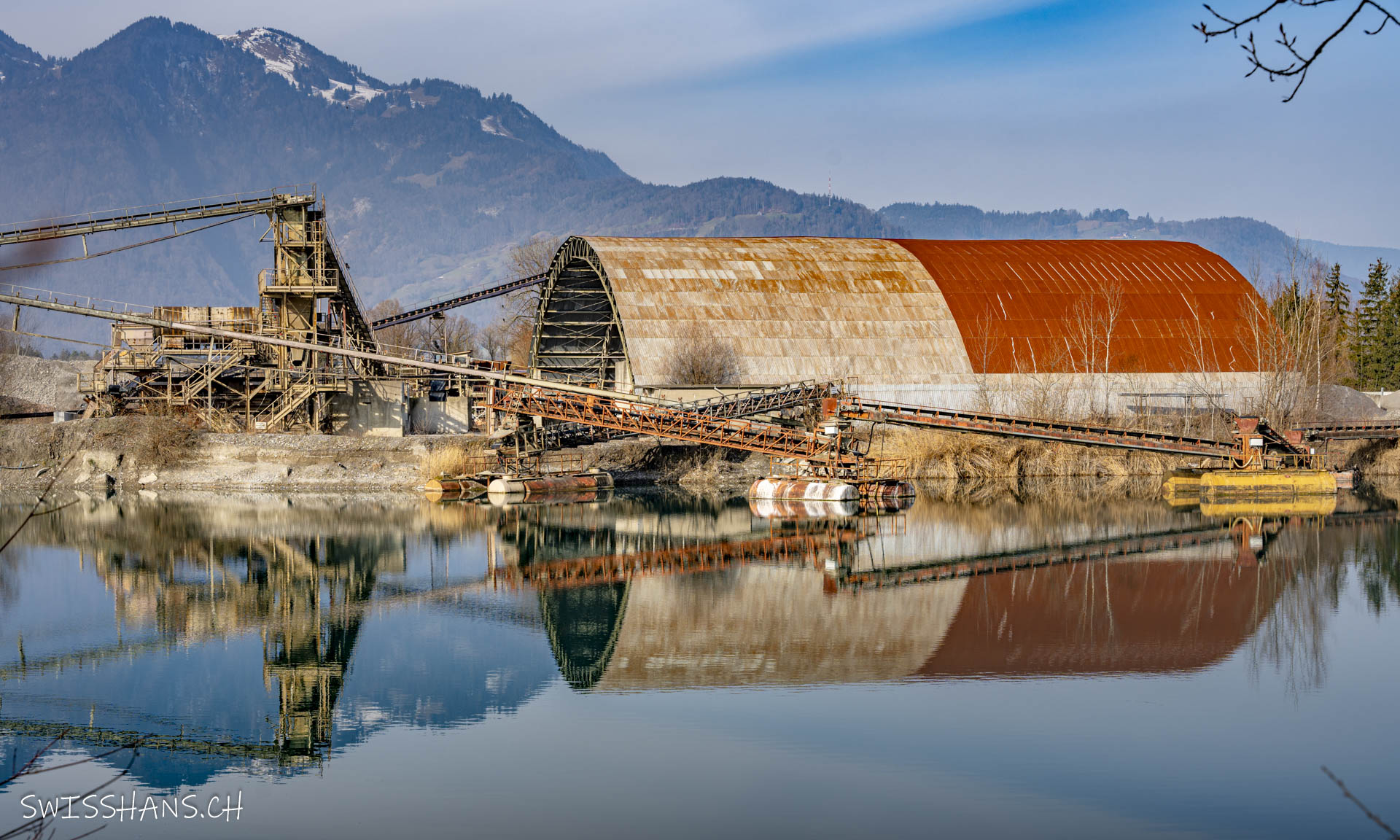 Antikes und zauberhaftes Kieswerk am Baggersee (Paspels Seen) der Wilhelm + Mayer Bau, Rankweil mit wunderschöner Spiegelung.