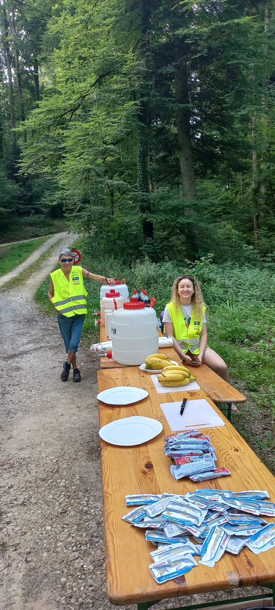Am Verpflegungsstand: Bea und Moni (hinter der Kamera)