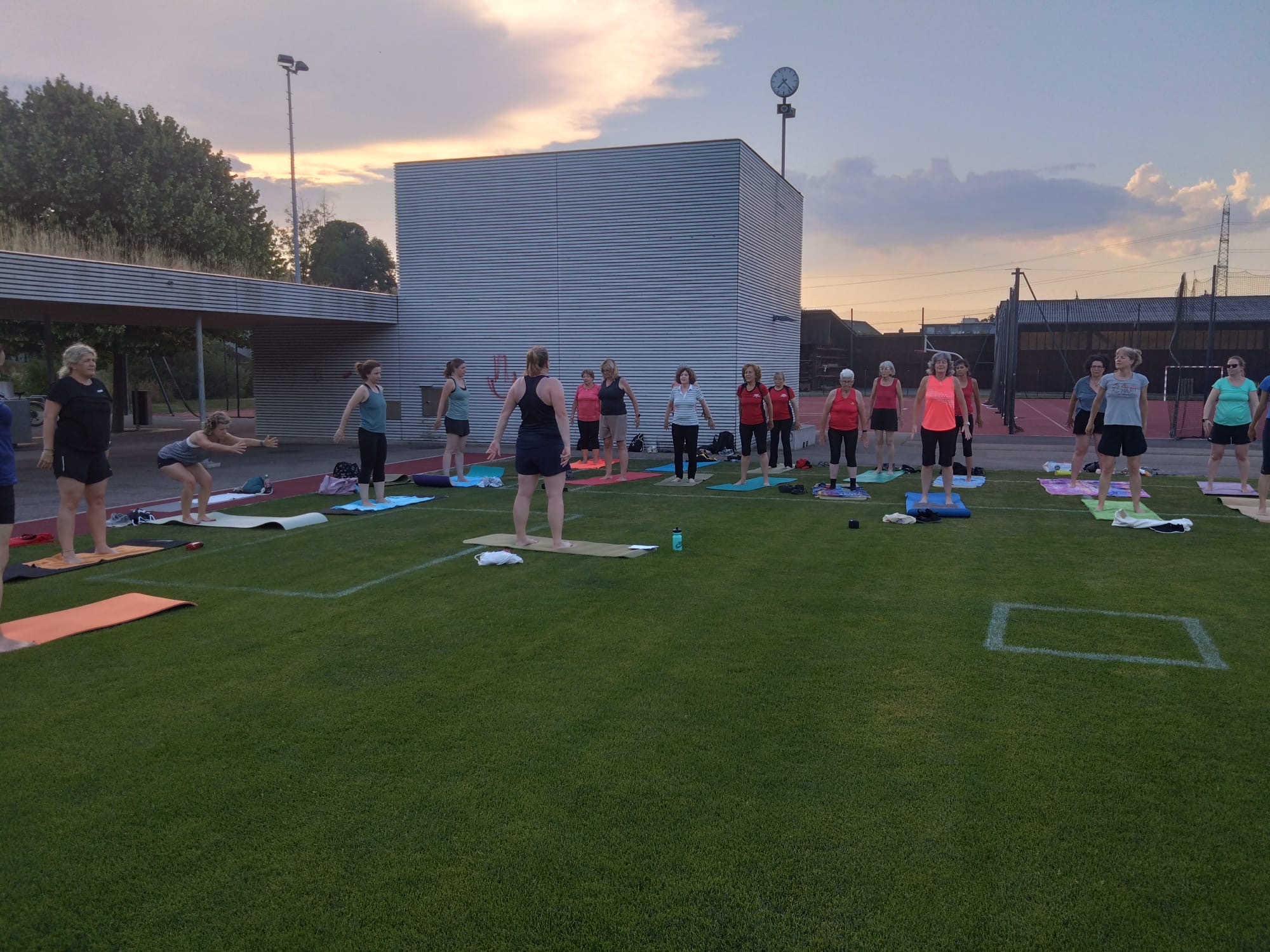 Pilates unter freiem Himmel