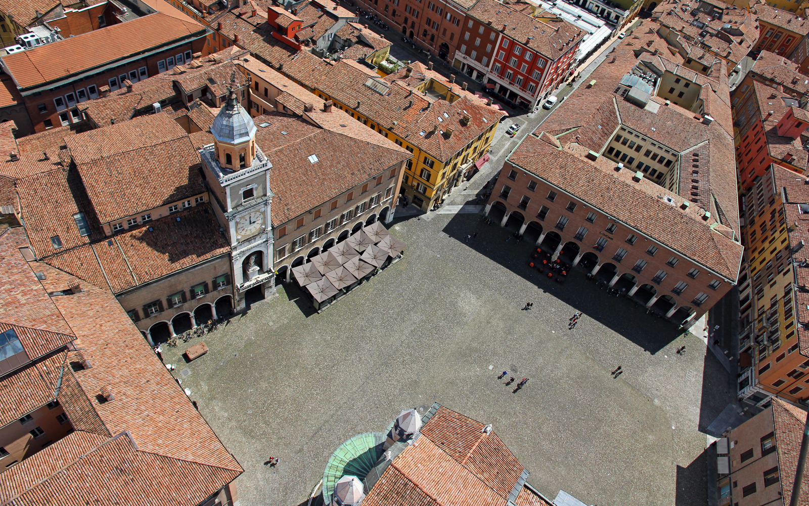 世界遺産「モデナの大聖堂、トッレ・チヴィカ及びピアッツァ・グランデ」、トッレ・チヴィカから見下ろしたピアッツァ・グランデ。左がモデナ市庁舎、右が旧裁判所