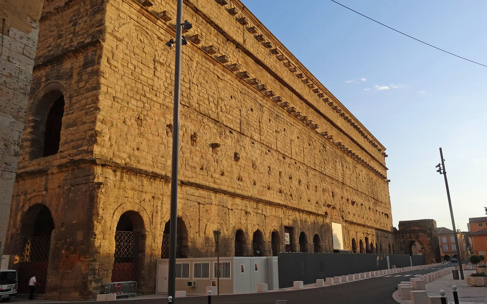 世界遺産「オランジュのローマ劇場とその周辺及び凱旋門」、ルイ14世が絶賛したと伝わるテアトルムのファサード外壁
