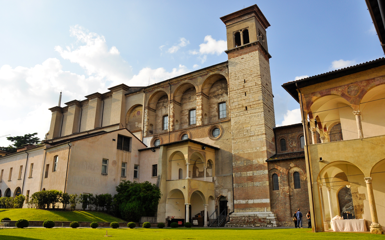 世界遺産「イタリアのランゴバルド族：権勢の足跡［568-774年］」、ブレシアのサン・サルヴァトーレ聖堂。右はサンタ・ジュリア修道院