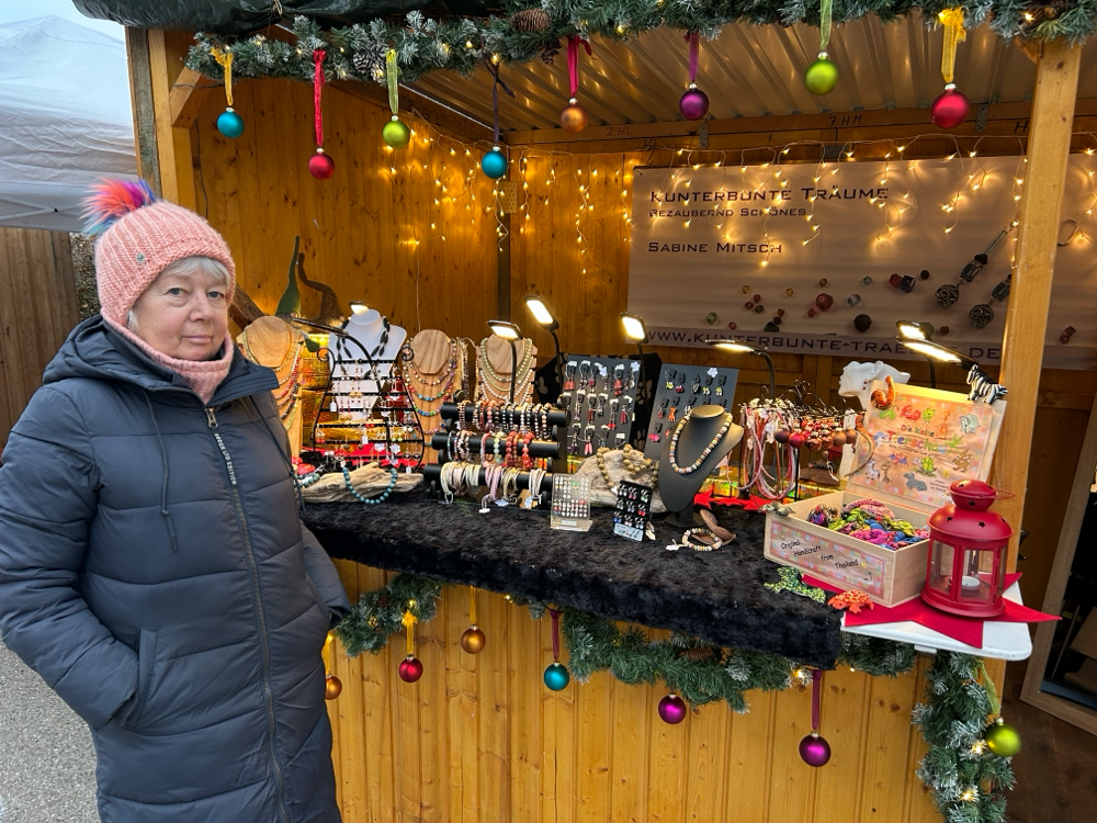 Sabine Mitsch vor dem Stand Kunterbunte Träume in Großohrenbronn
