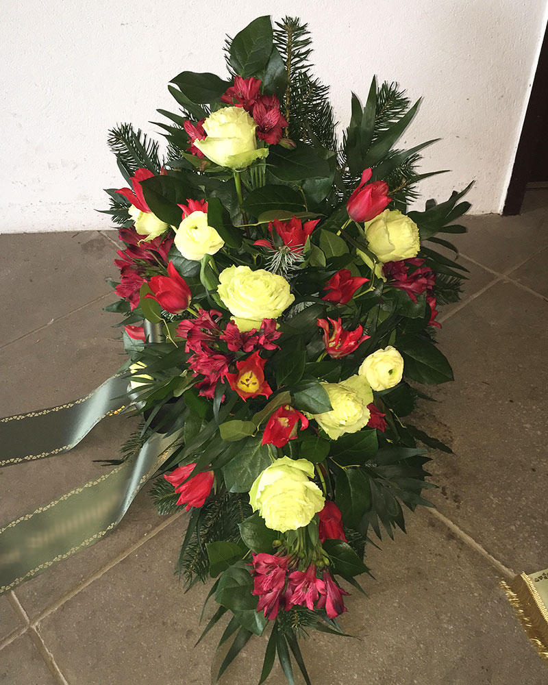 Frischblumenbukett in Tropfform mit weißen Rosen, rosa Tulpen und gemischtem Grün.