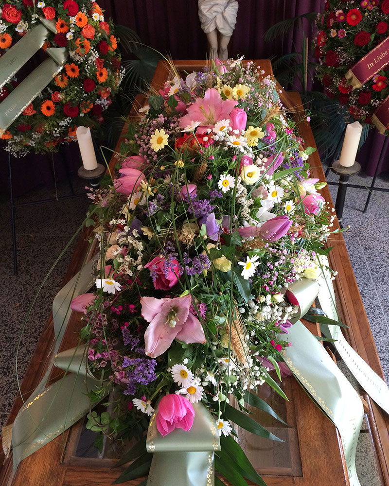 Buntes Sargbukett mit saisonalen Blumen.