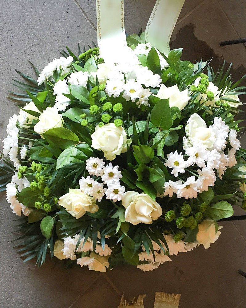 Frischblumenbukett rund mit weißen Rosen, weißen Chrysanthemen und grünen Santini.