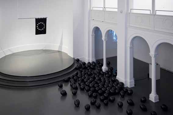 BEWEGUNG NURR, "European Black Flag", 2014, Installation, Auftaktveranstaltung DAS HAUS DER 28 TÜREN , Studio 1/ Kunstquartier Bethanien (Foto: R.Sokol)