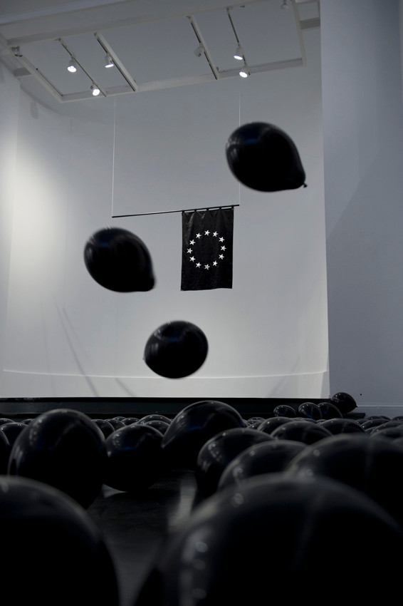 BEWEGUNG NURR, "European Black Flag" (Detail), 2014, Installation, Studio 1/ Kunstquartier Bethanien, Berlin (Foto: R. Sokol)