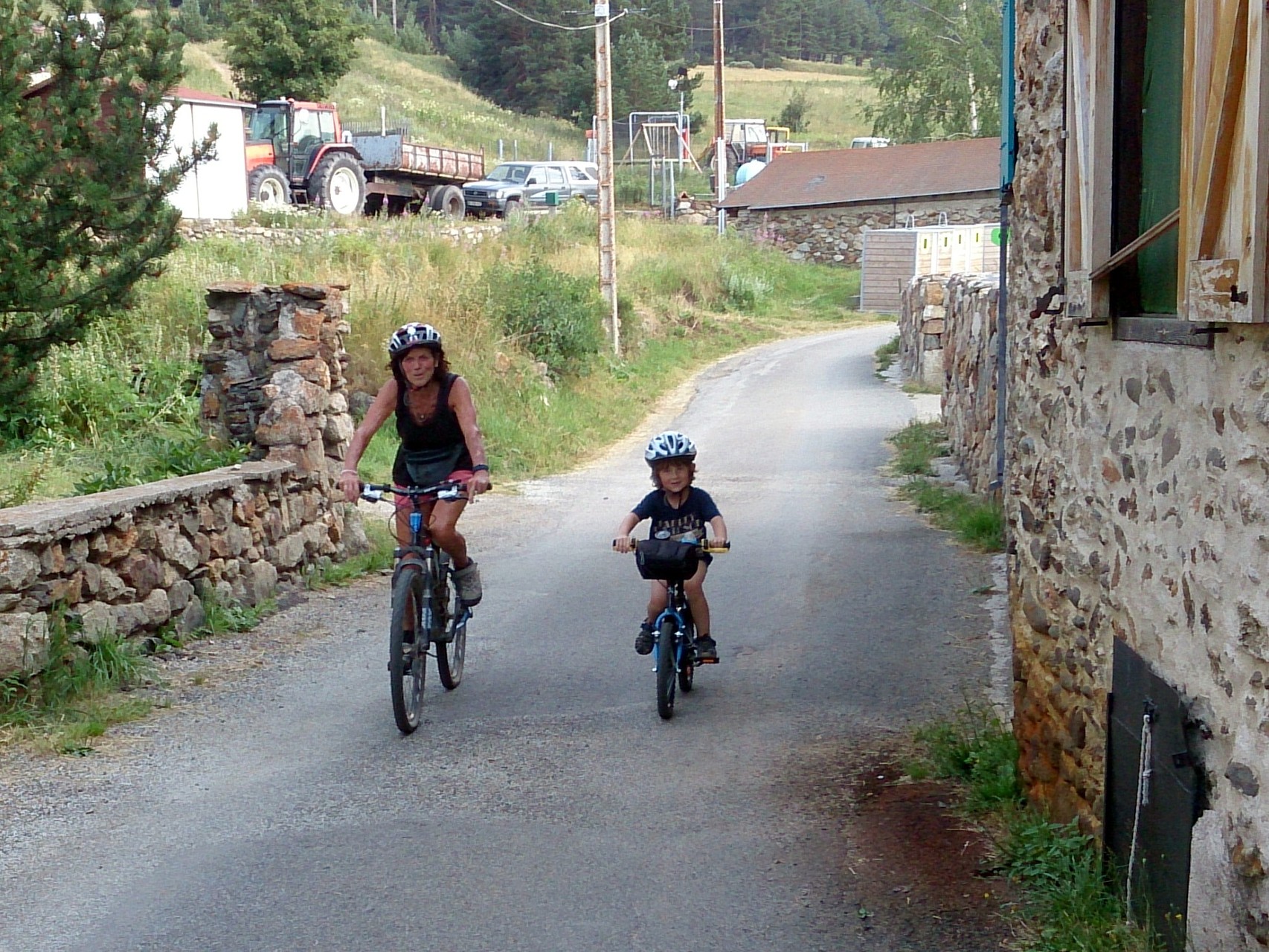 Titouan :avec Mamy dans les rues de Villeneuve 