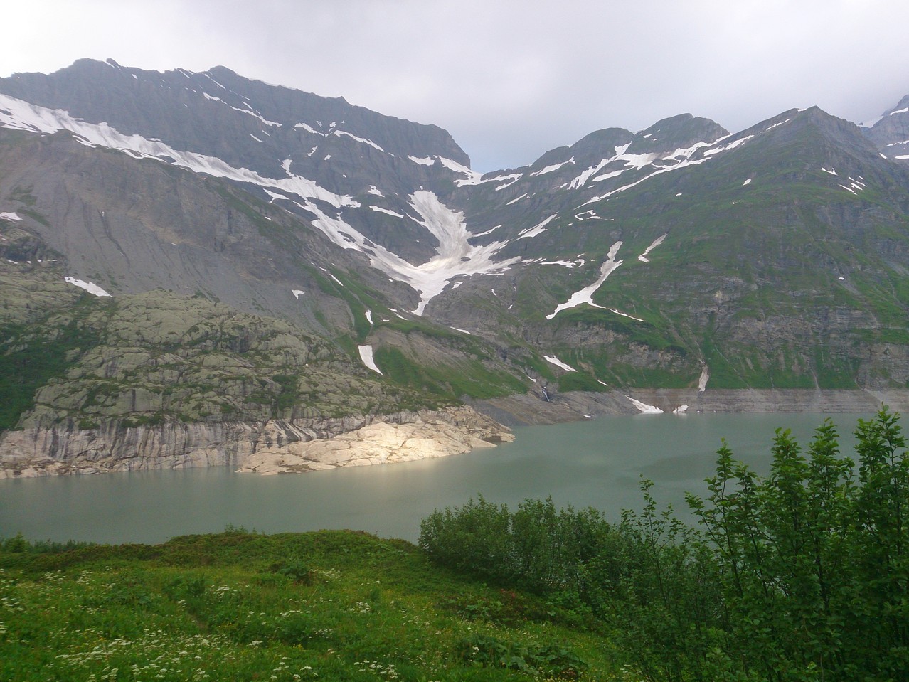 en face, vers le col du Tenneverge