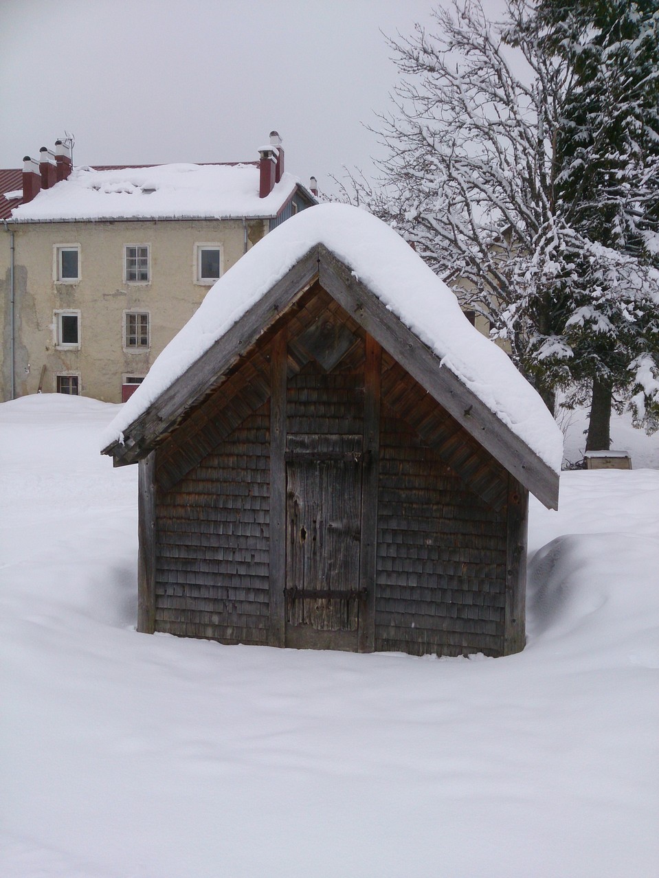 on quitte le village : le "grenier fort" ...